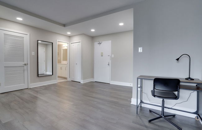 Crystal City Apt for Business Travelers - Photo 19