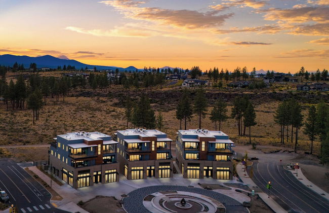 Sleeps 40! 8 Modern Units/20 Bdrs w/ Deck+hot Tub, 10mins to Downtown & Old Bend - Photo 44