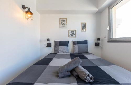 LB Vacation Rentals I Cannes Center, Renovated Apartment with Balcony, Ideal for Holidays or Congress! - Photo 21