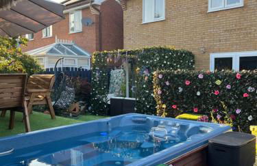 Romantic Swiss Cabin Hideaway & Hot Tub Spa Pool - Foto 13