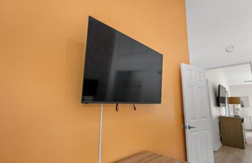 Sunshine House #1-Selfie-Friendly - Steps to Beach - Foto 35