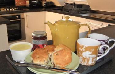 THE HIDEAWAY - LUXURY SELF CATERING COASTAL APARTMENT with PRIVATE ENTRANCE & KEY BOX ENTRY JUST A FEW MINUTES WALK TO THE BEACH, SOLENT WAY WALK, SHOPS and many EATERIES & BARS - FREE OFF ROAD PARKING,FULL KITCHEN, LOUNGE,BEDROOM , BATHROOM & WI-FI - Foto 37