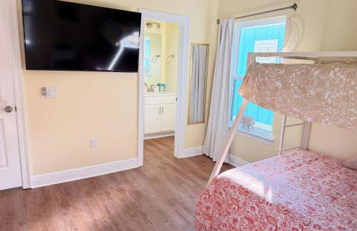 Walk Downtown, Private Parking, Short Drive to Beach & NAS - Foto 28