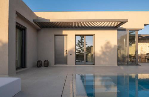 Athina Luxury Villa, with Pool & Walk to the Beach, By ThinkVilla - Foto 18