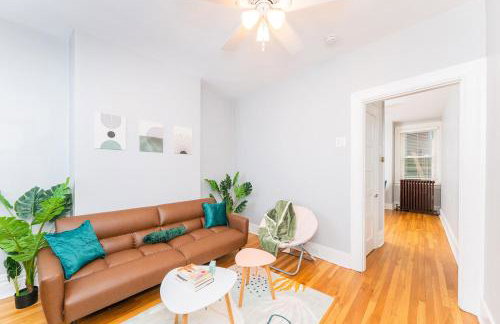 TWO town homes! 6 Bedrooms, 2 King beds, Walk to Eats - Foto 1