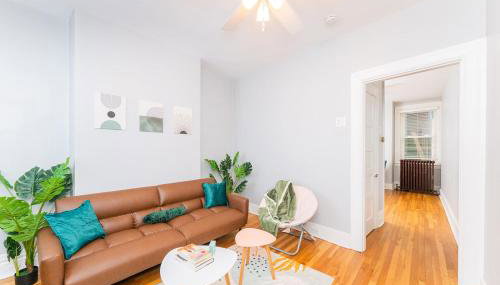 TWO town homes! 6 Bedrooms, 2 King beds, Walk to Eats - Foto 1