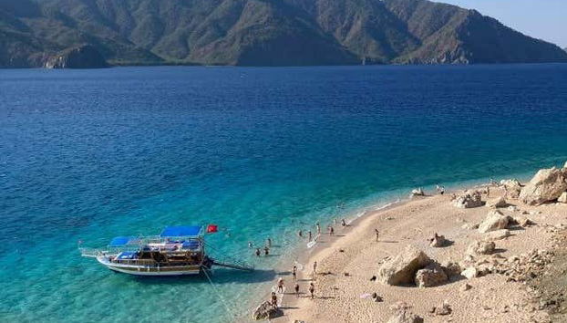 Bateau amarré sur l'île de Suluada
