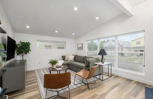 Light-Filled Modern Flat Near 25th Street Fun - Photo 3