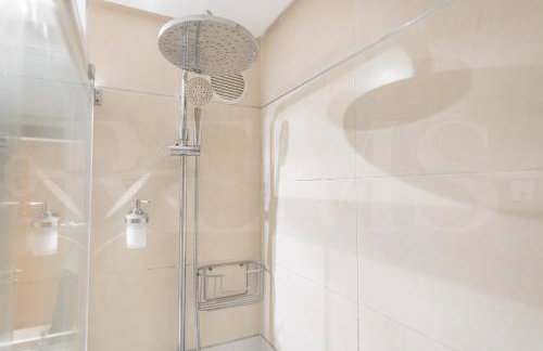 Seaside stay with large terrace, pool & parking REMS - Foto 15