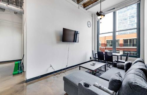 West Loop - City Views With In & Out Parking 2 - Photo 23