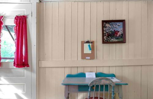 Romantic Couples' Cabin Retreat with Fireplace near White Mountain Forest - Foto 3