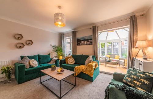 3 Bed Spacious Stylish House, Southampton - Off Road Parking & Private Garden - Sleeps 7, Close to City Centre - by Blue Puffin Stays - Photo 1