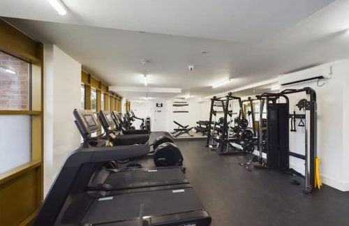 Luxury Apartment Near Train Station and Shops - Gym Access - Photo 3