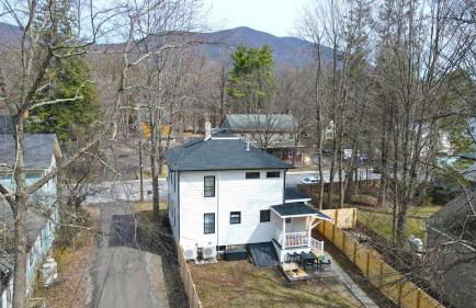 Renovated home seconds from town - Foto 11