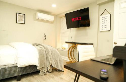 Modern 1BR Unit with Free Parking Walk to Metro - Foto 20