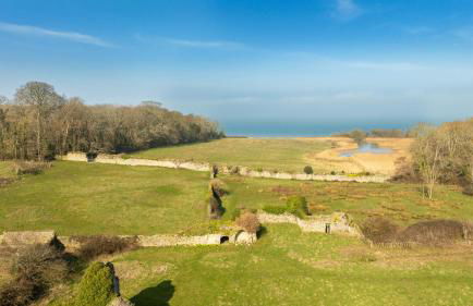 The Old Abbey Farmhouse - Stay at Quarr Abbey Monastery - Pet-Friendly Farmhouse with History & Countryside Views, surrounded by woodland & nature - Photo 53