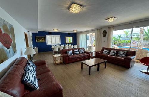 VILLA BLOSSOM in the beautiful area of Puerto Santiago Tenerife with 5 bedrooms for up to 10 guests private swimming pool and many other activities to entertain the family Secure parking for 2 cars and disabled access throughout - Foto 37