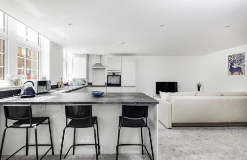 2Bed Flat-Secured Free Parking-by Holiday Homes - Photo 2