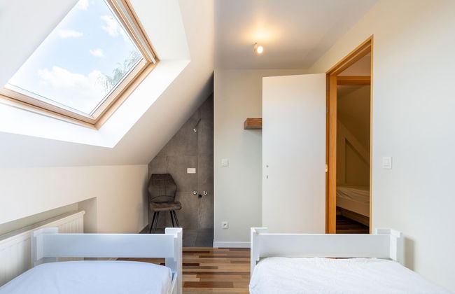 Peaceful Villa With Pond - Photo 4