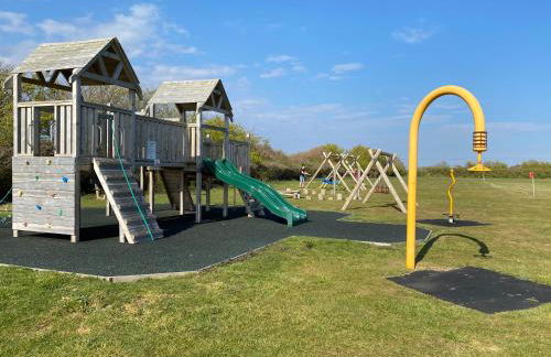 Bay - Brambles Chine, Colwell Bay - 5 star WiFi - Short walk to The Hut and beach - 1 night stays available - Ferry offers - Photo 24