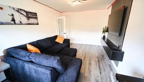 Modern 3 Bedroom Apartment - Photo 2