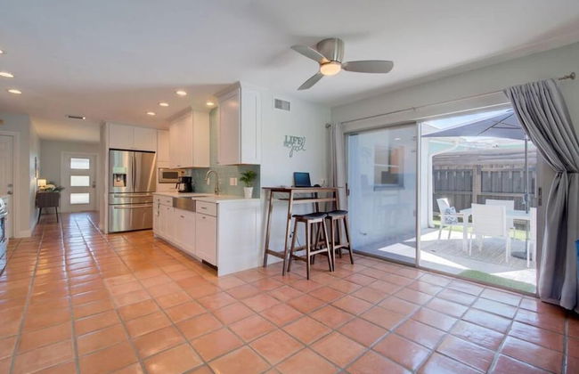 Steps to Beach Heated Pool - Foto 9