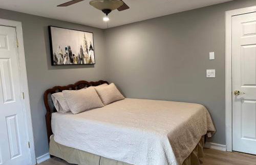 Stylish 3 BR Entire Home NearTown & Beach with Pool Table & King Bed - Foto 11