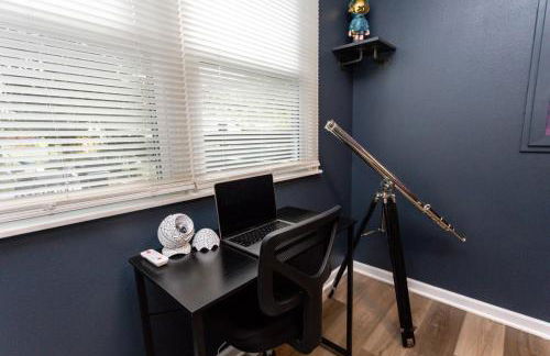 Near Drake/Downtown packed w/Amenities - Hot Tub - Movie Theater - Photo 26