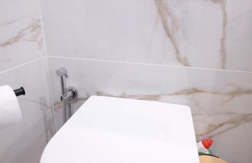 Luxury Studio, Rez de chaussée, Parking privé vidéo surveillance, Canapé haute qualité convertible couchage 2 personnes, Centre Ville proche, Restaurant, boulangerie 2 minutes à pied, Terrasse - 800mètre carré de terrain - Géré par Presta-Zen'Services - Foto 17