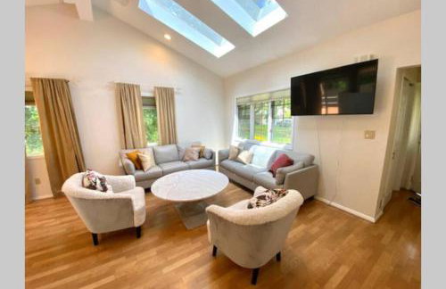 Cozy 4BR 3BA Home- Train to NYC, USOpen, CitiField Mets, MSG, Walk to Harbor & Golf - Photo 6