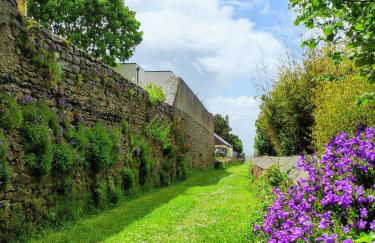 L'Océan à 100m via une venelle privée, la Ville Close à 500m, l'Archipel des Glénan à l'horizon - Photo 3