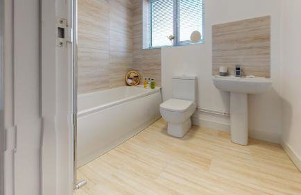 Beautiful & Spacious with 2 Free Parking Spaces - SRK Accommodation - Photo 17