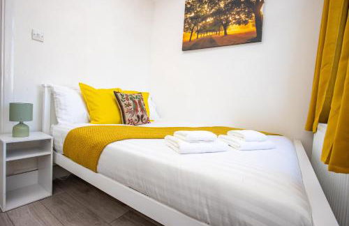 Sunny 3BR Home Near Portsmouth Park - Photo 8