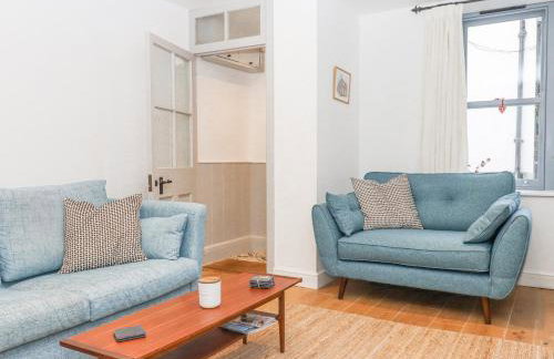 The Cottage on The Square - Photo 3