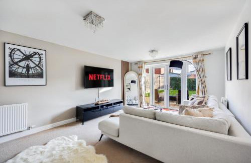 Stunning Detached House with Driveway Parking, Office Room, Self-Check-In, Fast WiFi and Smart TV with Sky and Netflix by Yoko Property - Photo 24