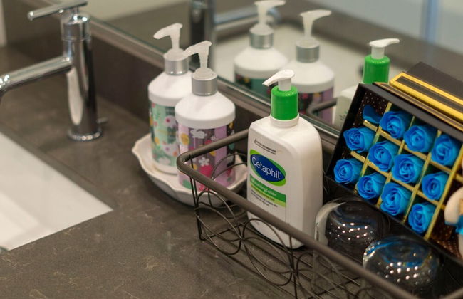 Luxurious Ontario Townhouse Ideal Family Retreat - Photo 28