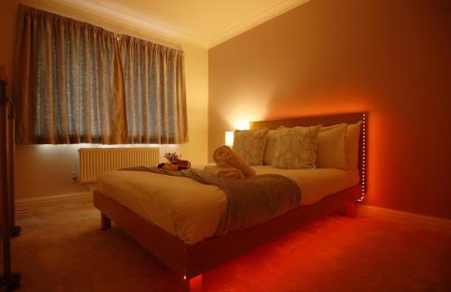 Is Y Coed Place By N And N Stays Ltd, Spacious 5 bed house in Wenvoe Cardiff, With Free Private Parking, Garden and WIFI - Photo 46