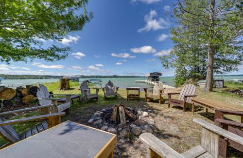 21 Mi to Slopes! Torch Lake Home with Private Beach - Foto 28
