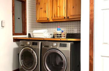 Stylish Mountain Chalet 15mins to Gore Mountain , Large Hot Tub, Playroom & Large Heated Pool - Foto 55