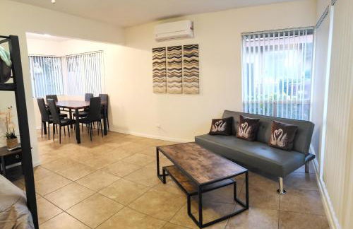 Private, Spacious, 4x Queen, 300 MBPS Internet with Backyard! - Foto 12