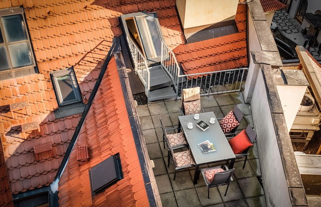 4 Arts Apartments by Adrez Living - Photo 30