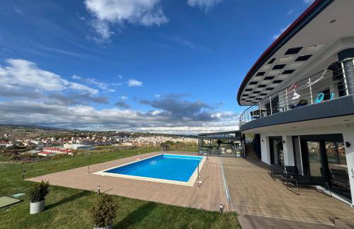 Luxury Villa Rafaela Οικογενειακή βίλα με ιδιωτική πισίνα, BBQ κ παιχνίδια Ιδανική για οικογένειες με παιδια - Foto 16