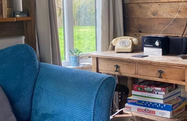 The Old Apple Shed cosy heated cottage in a meadow close to the charming village of Bethersden - Photo 4