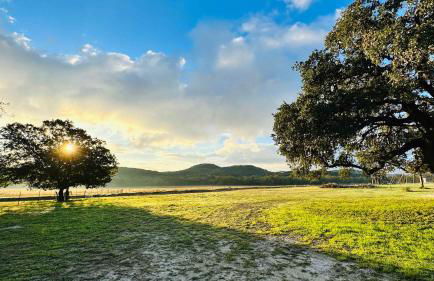 Kingsby Farmhouse - 1BR with 2 Queens & Mountain Views - Photo 4