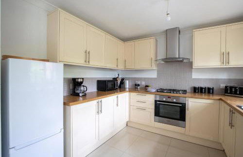 Modern Detached 4-Bedroom 2-Bath Home, Guildford - Foto 22