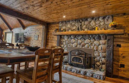 Mountain retreat w 2 fireplaces & lake - Foto 9