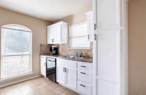 Cheerful 3 Bdrm space, 2 bath!. You gotta love it! - Photo 10