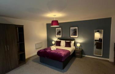 City Centre 4 Bedroom Apartment with Terrace Sleeps 10 by StaySavvy Accommodation - Foto 22