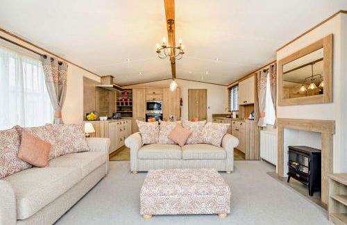 Binky Lodge Stylish Cosy 3-Bedroom Holiday Lodge Hoburne Naish Barton on Sea - Photo 12