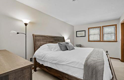 3BR Lake Luzerne Retreat with Game Room & Cozy Fire Pit - Foto 15